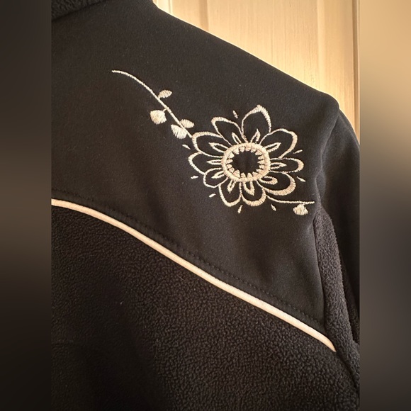 365. Ladies Helly Hansen Vintage Fitted Black White Fleece Zip-Up Floral Jacket - Picture 3 of 13